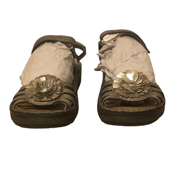 NAOT Sandals Women's Size US6/6.5 Metallic Silver Strappy Floral Open Toe Shoes - Picture 2 of 11